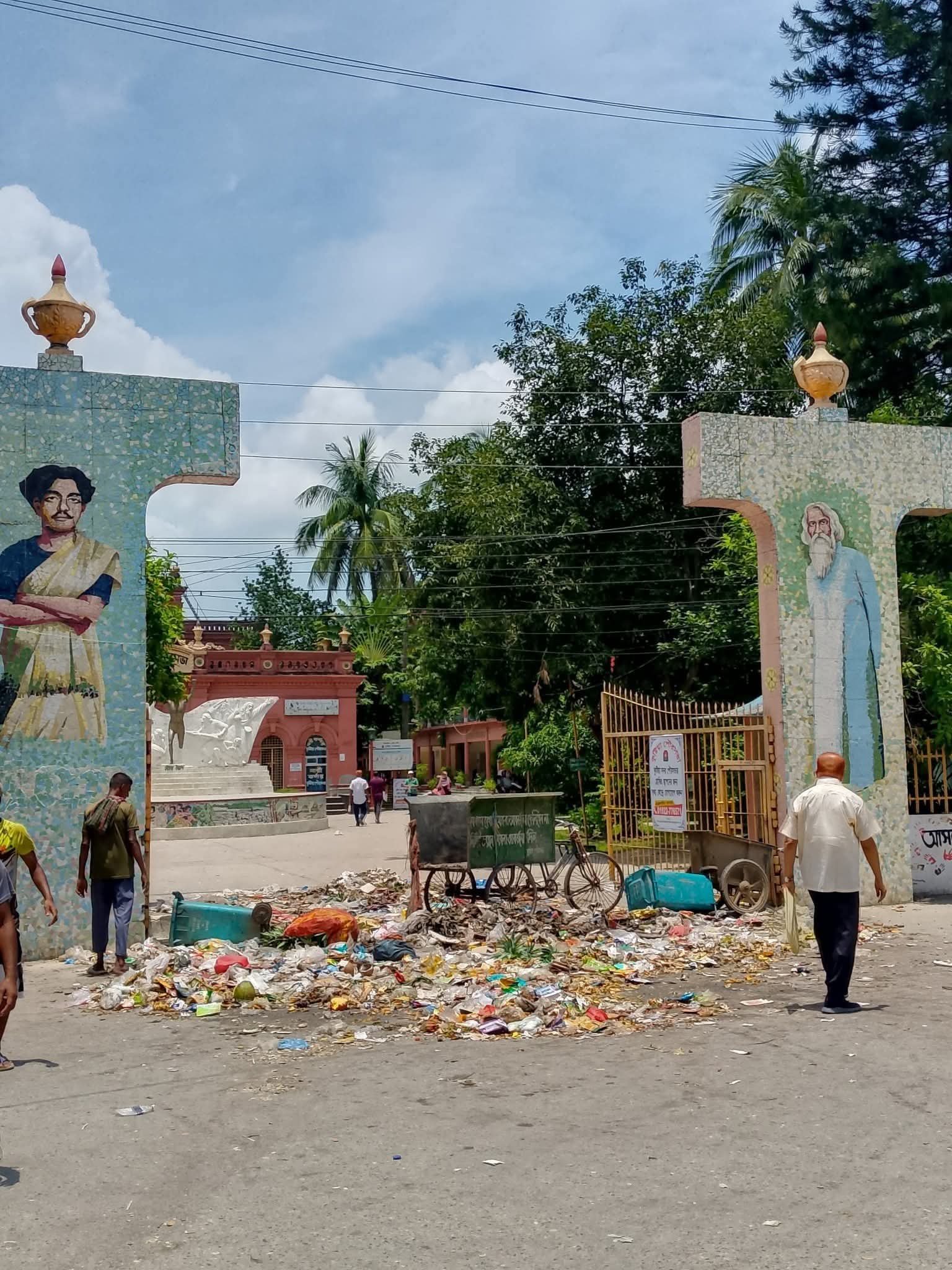 কুষ্টিয়ায় তিন দফা দাবিতে পরিচ্ছন্নতাকর্মীদের কর্মবিরতি, পৌর গেটে ময়লা ফেলে প্রতিবাদ